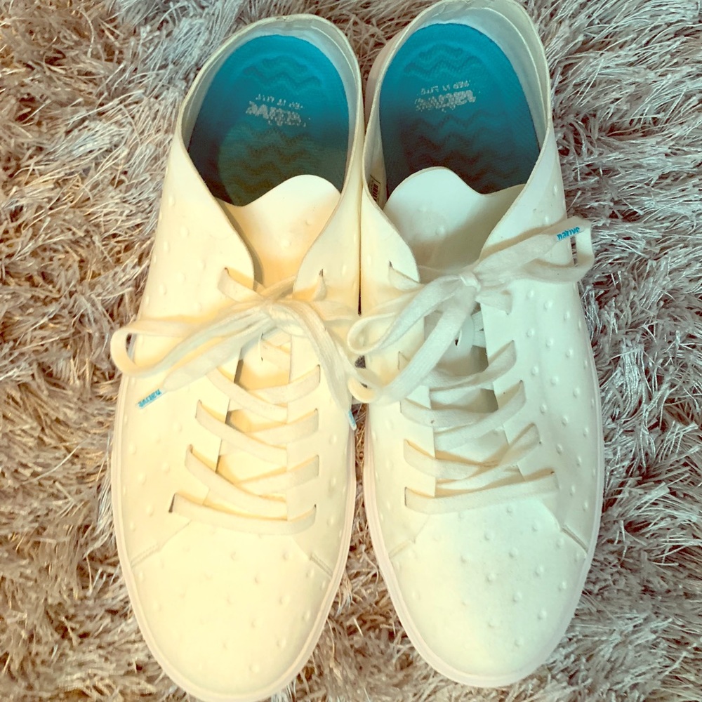White lightweight tennis shoes